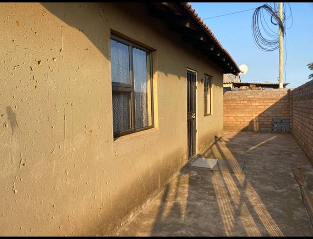 6 BEDROOM HOUSE FOR SALE IN MOLELEKI
